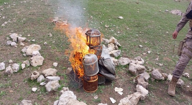 Şırnakta kınalı keklikler doğaya bırakıldı, kafesleri yakıldı