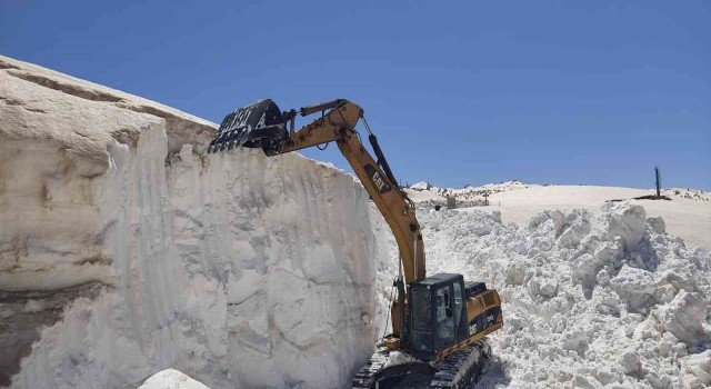 Şırnakta Nisan ayı ortasında kar kütlesi 8 metreyi aştı