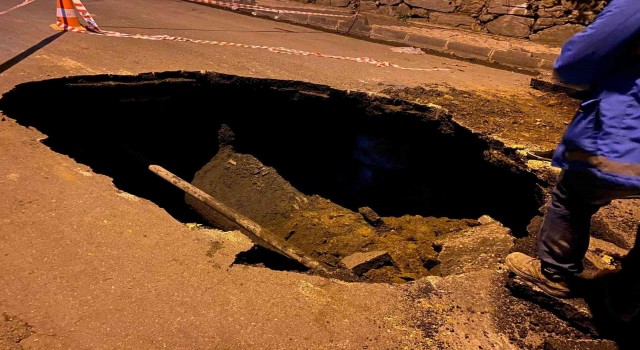 Şişlide yol çöktü, etrafı kanalizasyon kokusu sardı