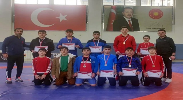 Sivas güreş takımı Rizeden 9 madalya ile döndü