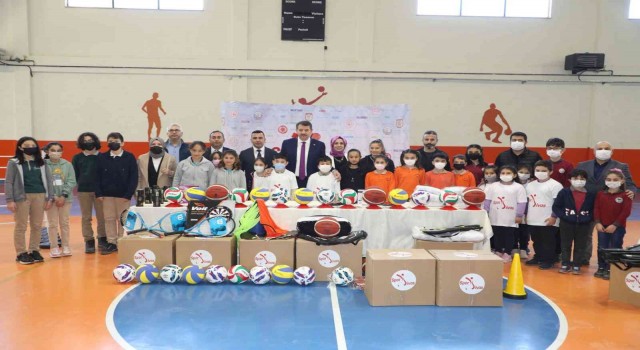 Sivasta 1 milyonluk spor malzemesi dağıtıldı
