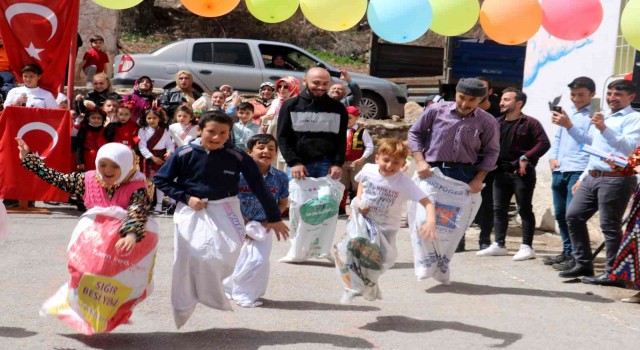 Sivasta 10 mevcutlu köy okulunda dillere destan 23 Nisan kutlaması