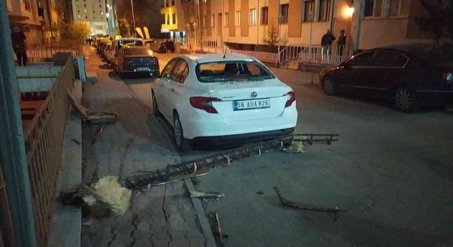 Sivasta fırtına hayatı felç etti
