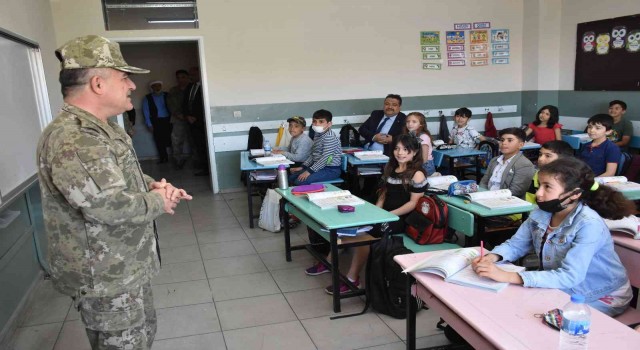 Siverekte Mehmetçik, ilkokul öğrencileri için kütüphane kurdu