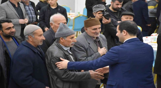 Siyasiler iftar yemeğinde masaları dolaşarak vatandaşların sorunlarını dinledi