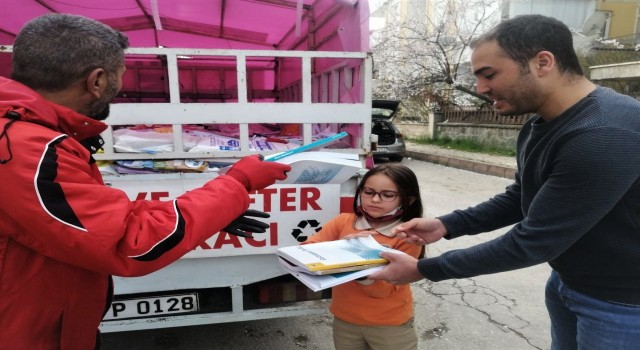Soy isminin hakkını verdi, sokak sokak gezerek 1 milyonun üzerinde kitap topladı