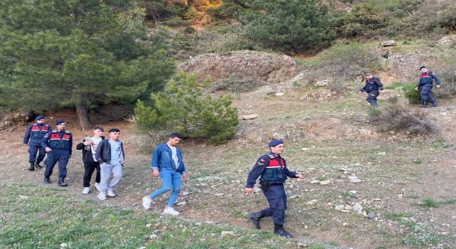 Spilde mahsur kalan gençleri AFAD ve jandarma kurtardı
