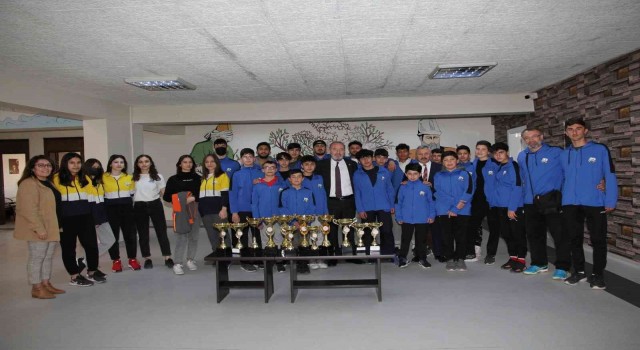 Sporcular kupa ve madalyaları ile başkan Şahineri ziyaret etti