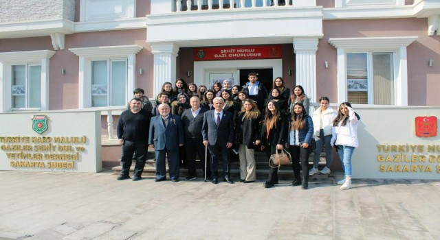 SUBÜlü genç fizyoterapistler yaşlılar ile bir araya geldi