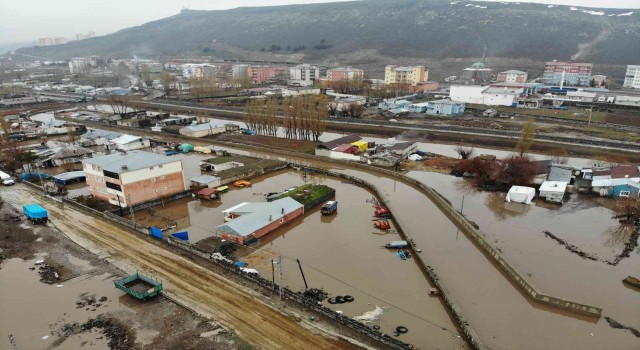 Sular altında kalan evler havadan görüntülendi