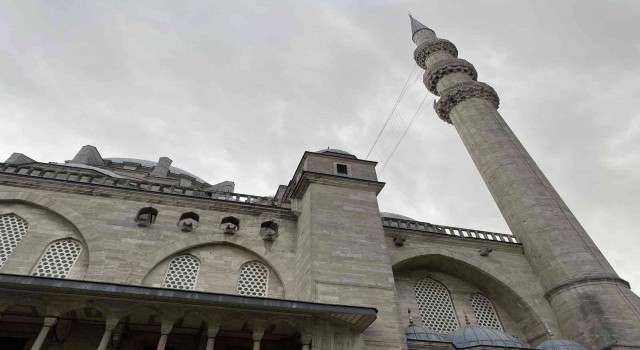 Süleymaniye Camiinin şerefesinden parça koptu