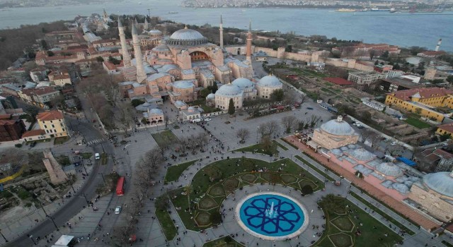 Sultanahmet Meydanında ilk iftar heyecanı