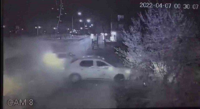 Sultanbeylide minibüsün park halindeki araçlara çarptığı kaza kamerada