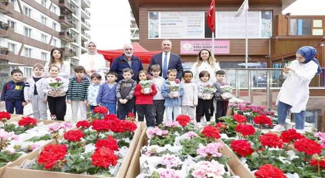 Sultangazida çocuklar ağaç fidelerini toprakla buluşturdu