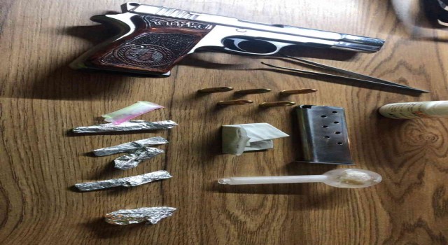 Şüpheli hareketleri ele verdi, üzerinden uyuşturucu madde ve aparatları çıktı