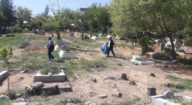 Surda Ramazan Bayramı öncesi mezarlıklar temizlendi