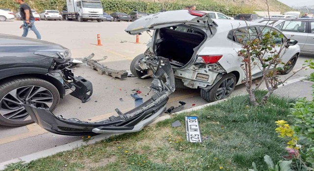 Sürücüsünün baygınlık geçirdiği iddia edilen kargo aracı park halindeki 7 araca çarptı