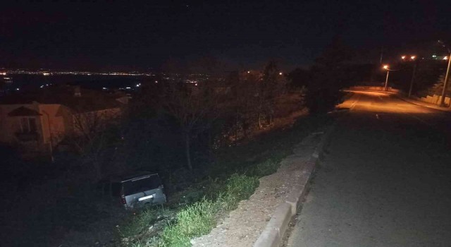 Sürücüsünün kontrolünü kaybettiği araç yoldan çıktı