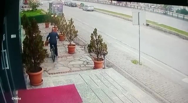 Takım elbiseli şahsın 7 bin TLlik bisikleti çalma anı kamerada