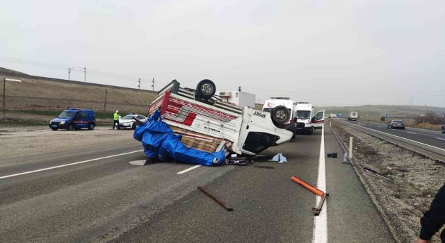 Takla atan kamyonet devrildi: 1 yaralı