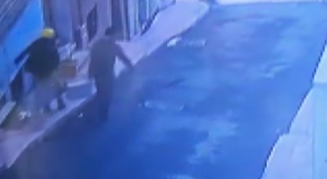 Taksimde güpegündüz hırsızlık: Akü hırsızları kamerada