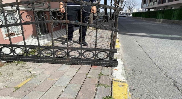 Tapuda siteye ait olduğunu öğrenince, kaldırımı tel örgü ile kapattılar