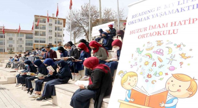 Tarihi binanın bahçesinde kitap okudular