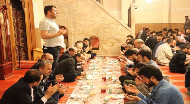 Tarihi camide iftar açtılar