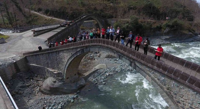 Tarihi Çifte Köprülerde kitap okuma etkinliği düzenlendi