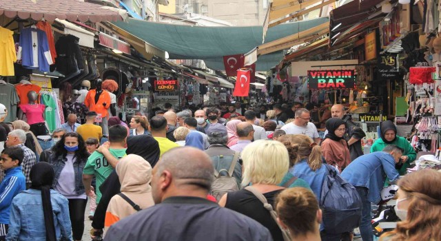 Tarihi Kemeraltı Çarşısında bayram alışverişi yoğunluğu