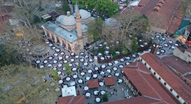 Tarihi meydan, vatandaşlarla doldu taştı