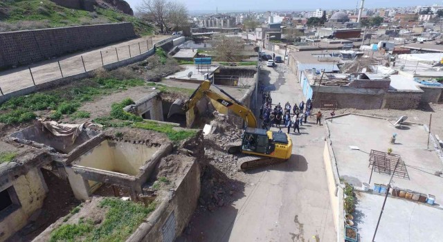 Tarihi Siverek Kalesinin eteğindeki kamulaştırılan binaların yıkımına başlandı