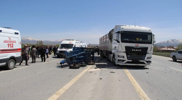 Tarım aracıyla tır çarpıştı: 4 yaralı