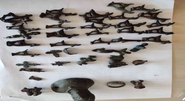 Tarla sürerken bulduğu tarihi eserleri polise teslim etti