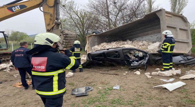 Taş yüklü kamyon çarpıştığı aracın üzerine devrildi: 1 ölü, 2 yaralı