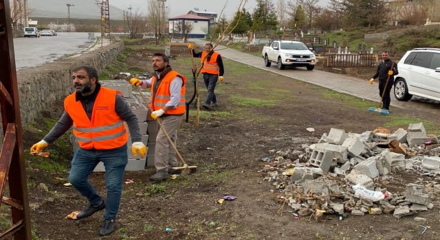 Tatvandaki mezarlıklarda bayram temizliği