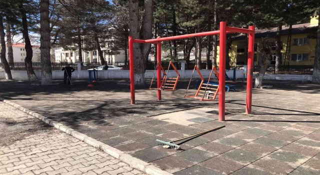 Tatvandaki park ve bahçelerde bakım çalışması