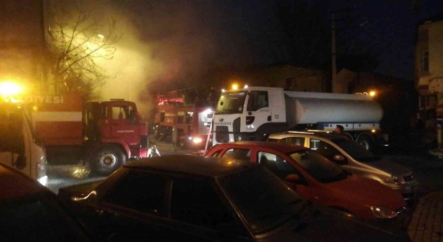 Tavşanlıdaki yangında 2 katlı tarihi ahşap bina kül oldu