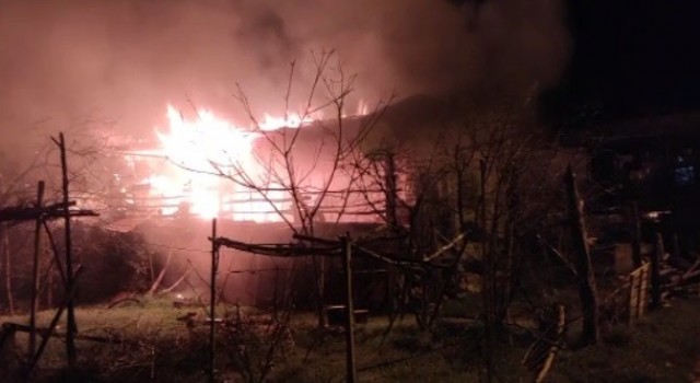 Tek katlı ahşap ev yangında kül oldu