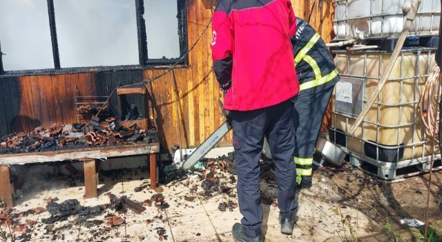 Telsizden geçen anonsu duyan gönüllü itfaiyeci aile barakada çıkan yangını söndürdü