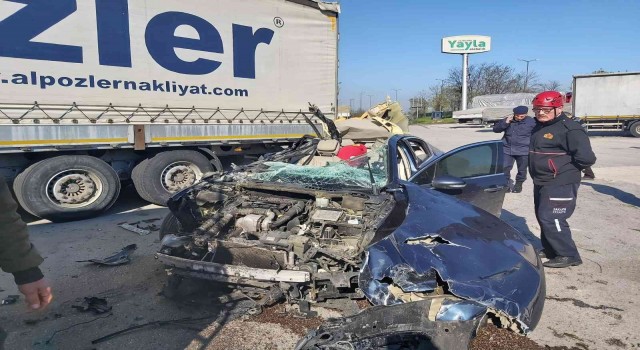 TEMde feci kaza, dinlenme tesisindeki tıra ok gibi saplandı: 2 yaralı