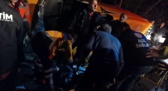 TEMde feci kaza, otomobille çarpışan minibüs metrelerce sürüklendi: 7 yaralı