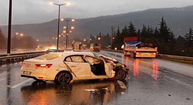 TEMde kontrolden çıkan otomobil tırla çarpıştı: 3 yaralı