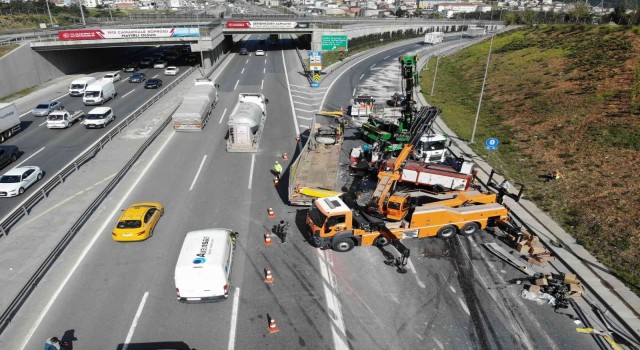 TEMde manevra yapan tır dorsesindeki iş makinesi yola düştü