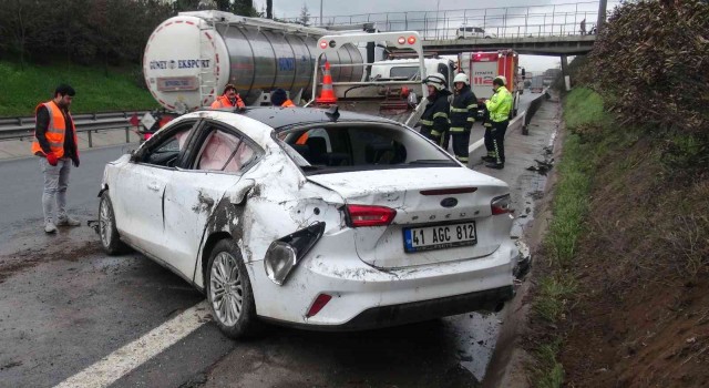 TEMde otomobil yolcu otobüsüne çarptı: 1 yaralı