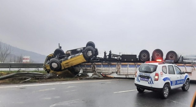 TEMde tır takla attı: 1 yaralı