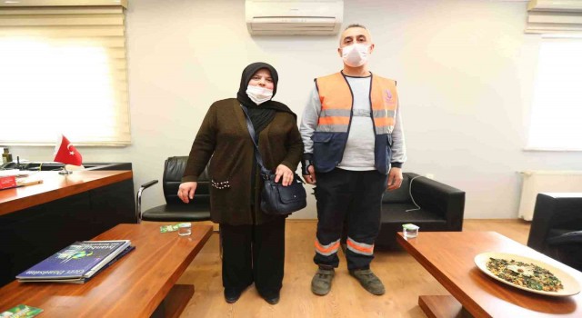 Temizlik işçisi, çöpte bulduğu altınları sahibine teslim etti