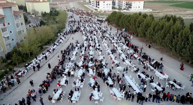 Tepebaşında iftar bereketi sürüyor