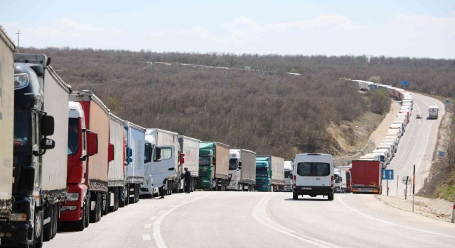 Tır şoförleri yetkililere seslendi: Gümrüklerde çektiğimiz çileleri görün