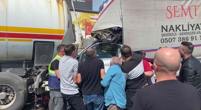 Tıra arkadan çarpan kamyonetin sürücüsünü vatandaşlar böyle kurtardı